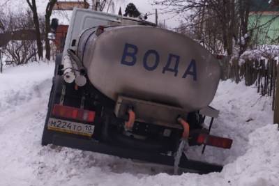 Артур Парфенчиков - Окраина Петрозаводска три дня без воды: водовозы вязнут в снегу - karel.mk.ru - Петрозаводск - республика Карелия