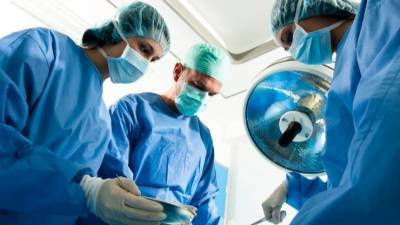 Пластический хирург выступил в суде, не отрываясь от операции — видео - 5-tv.ru - США