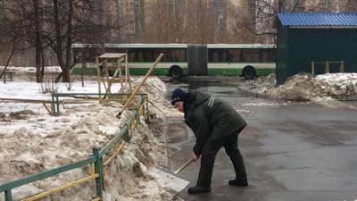 Вадим Наумов - Новокузнецкий дворник рассказал, почему всегда поет во время работы - nation-news.ru - Новокузнецк