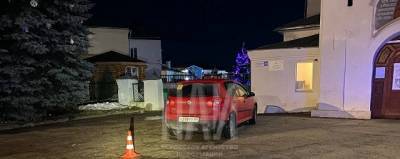 Житель Пскова избил мужчину у храма и несколько раз переехал машиной - runews24.ru - Пскова
