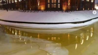 Вода в реках и каналах Петербурга приобрела желтый цвет и странный запах - inforeactor.ru - Санкт-Петербург