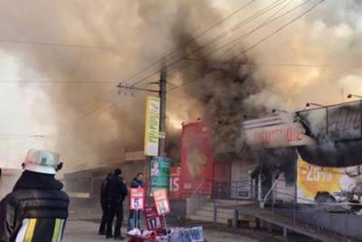 В Киеве огнем охватило рынок, на место срочно съехались спасатели: видео пожара - politeka.net - Киев