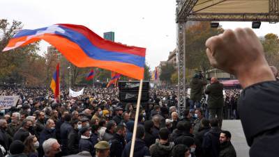 Армен Саркисян - Никола Пашинян - Толпа противников Пашиняна ворвалась в правительственное здание в Ереване - gazeta.ru - Ереван