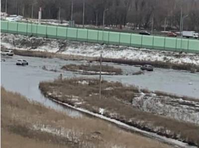 Вода затопила дорогу в строительный гипермаркет и к ЖК в Отрадном под Воронежем - gorcom36.ru - Воронеж - район Новоусманский