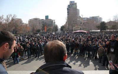 Армен Саркисян - Никола Пашинян - Протесты в Ереване: противники Пашиняна ворвались в правительственное здание - novostiua.news - Ереван