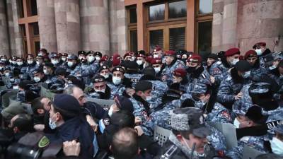 Армен Саркисян - Никола Пашинян - Оник Гаспарян - Армянские оппозиционеры ворвались в правительственное здание - anna-news.info - Армения