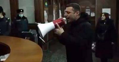 Никола Пашинян - Противники Никола Пашиняна ворвались в здание правительства в Ереване - readovka.ru - Ереван