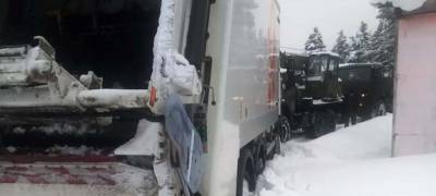 Военная техника пришла на помощь мусоровозу, застрявшему в снегу в поселке Карелии (ФОТО) - stolicaonego.ru - Петрозаводск - район Прионежский - республика Карелия