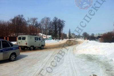В поселке Куркино Тульской области под колеса УАЗа попал 56-летний мужчина - tula.mk.ru - Тульская обл.