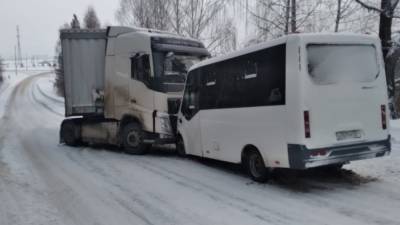 Девять пассажиров маршрутки пострадали в аварии на южноуральской трассе - newdaynews.ru - Челябинская обл. - Ивановск
