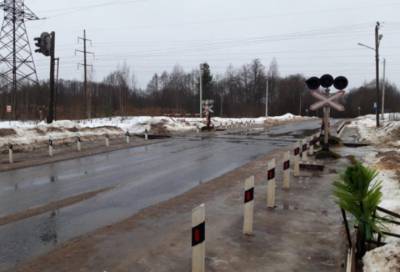 В Тихвине жители пожаловались на разбитый железнодорожный переезд - online47.ru
