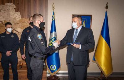 Аваков - Аваков наградил полицейских, вытащивших из-под наледи трех взрослых и ребенка в Днепре - lenta.ua - Днепр