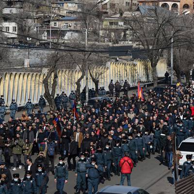 Армен Саркисян - Никола Пашинян - Мэр Спитака заявил, что поддерживает армию и выступает за отставку властей - radiomayak.ru - Ереван