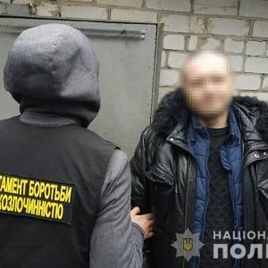 Житель Запорожья оборудовал мини-теплицу по выращиванию конопли. Фото - reporter-ua.com - Запорожская обл. - Запорожье - Запорожья