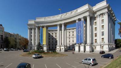 Дмитрий Кулеба - МИД Украины заподозрил сотрудников посольства в контрабанде сигарет - riafan.ru - Киев