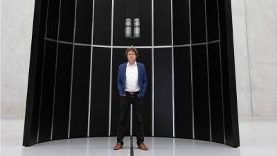 Пообещал – сделал: глава Rocket Lab съел бейсболку на камеру – все из-за успехов компании - 24tv.ua