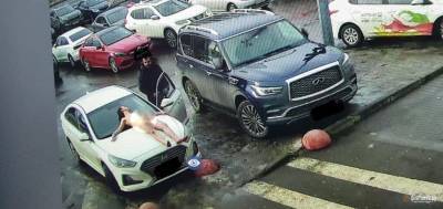 В Петербурге у ТК «Южный полюс» голый гражданин изображал звезду на капоте машины - neva.today - Санкт-Петербург - район Фрунзенский