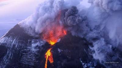 На Камчатке начал извергаться вулкан Ключевская сопка (видео) - lenta.ua