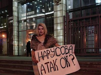 Людмила Нарусова - "Нарусова, а так ок?": Софико Арифджанова объяснила свой пикет в свадебном платье у Совфеда - sobesednik.ru