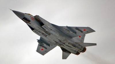 Учения МиГ-31БМ по перехвату самолета-нарушителя прошли в Арктике - politros.com - Чукотка