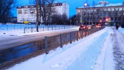 Прорыв трубы на Гжатской улице оставил колледж без воды - neva.today - Санкт-Петербург