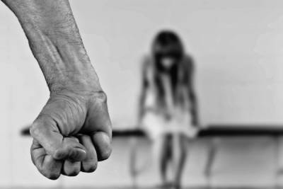 В Красноярске 13-летняя девочка нашла работу и сняла квартиру после издевательств отца - kras.mk.ru - Красноярск