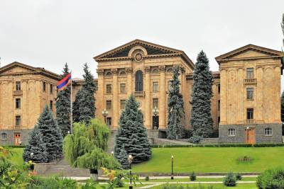 Никола Пашинян - Ишхан Сагателян - Оппозиция Армении не перестала блокировать входы в парламент - mk.ru