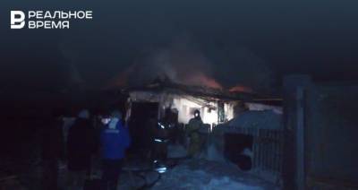 Два человека погибли при пожаре в частном доме в Татарстане — видео - realnoevremya.ru - респ. Татарстан