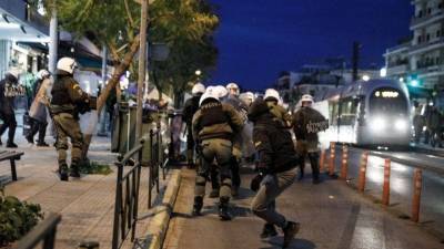 Полиция в Греции применила слезоточивый газ и водометы для разгона протестующих - 5-tv.ru - Афины - Греция