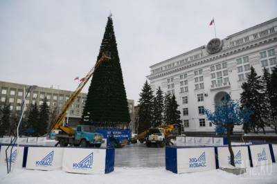 Александр Патрин - В Кемерове на площади Советов начали разбирать новогоднюю ёлку - gazeta.a42.ru - Кемерова