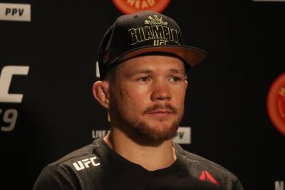 Петр Ян - Экс-судья UFC считает, что в поражении Яна виноват рефери - sport.ru