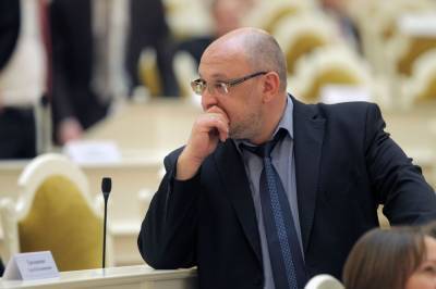 Вячеслав Макаров - Максим Резник - Полиция обнаружила депутата из Санкт-Петербурга в доме предполагаемых наркодилеров - news.vse42.ru - Санкт-Петербург