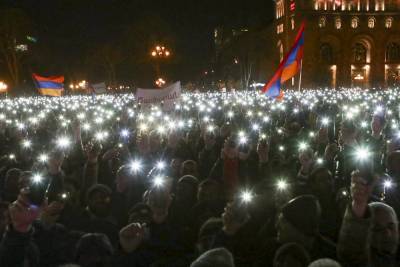 Оник Гаспарян - Эксперт предрек гражданскую войну в Армении одновременно с донбасским обострением - mk.ru - Ереван