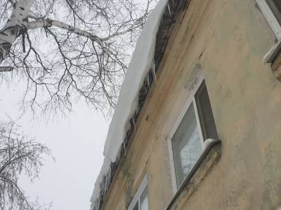 В Томске две женщины пострадали из-за схода снега с крыш - runews24.ru - Томск