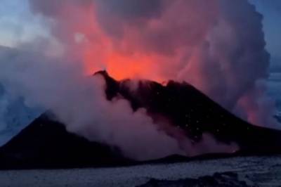 На Камчатке извергается вулкан Ключевская Сопка- видео - aif.ru - Камчатский край - Елизово