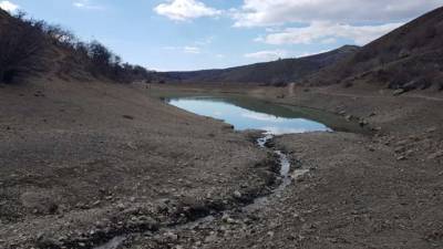 В Крыму обмелело изумрудное озеро - lenta.ua - Крым