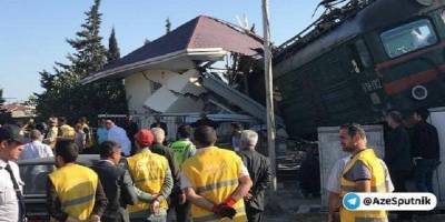 В Сумгайыте, Азербайджан, автобус не успел проехать переезд и столкнулся в ДТП с поездом, погиб машинист, - фото - ТЕЛЕГРАФ - telegraf.com.ua - Азербайджан