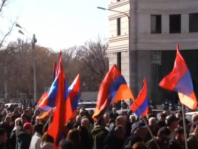 Никола Пашинян - В Ереване толпа протестующих движется к зданию правительства - rosbalt.ru - Ереван