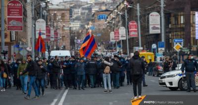 Армен Саркисян - Оник Гаспарян - Оппозиция "вошла" на проспект Баграмяна под свет телефонных фонариков - ru.armeniasputnik.am