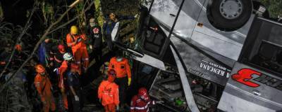26 человек погибли при падении школьного автобуса с обрыва в Индонезии - runews24.ru - Индонезия - Jakarta