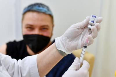 Немецкая семья прилетела в Россию ради вакцинации "Спутником V" - m24.ru