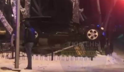 Ночью в центре Тюмени автомобиль влетел в дерево и перервернулся - nashgorod.ru - Тюмень - Тюменская обл.
