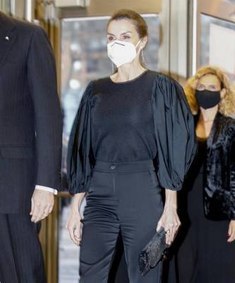 королева Летиция - Giorgio Armani - Объемные рукава по-прежнему в тренде. Вот как носит акцентный топ королева Летиция - skuke.net - Мадрид
