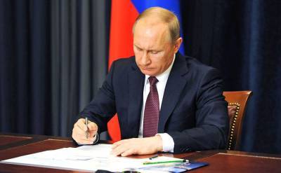 Владимир Путин - Путин подписал указ о ранжировании выплаты на детей от 3 до 7 лет - tvc.ru