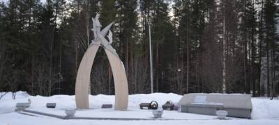Любители собак загадили памятник павшим героям в Карелии - stolicaonego.ru - республика Карелия