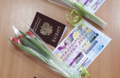 Накануне 8 марта кунгурские полицейские вместе с новым паспортом вручали женщинам букеты - iskra-kungur.ru - Пермь