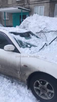 В кузбасском городе сошедший с крыши дома снег смял авто - gazeta.a42.ru - Березовск