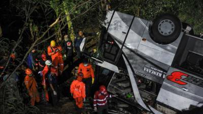 Зоя Осколкова - В Индонезии школьный автобус с 62 пассажирами рухнул в пропасть - newdaynews.ru - Индонезия - Джакарта - Jakarta