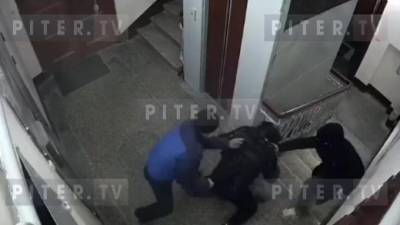 Появилось видео избиения мужчины битой в парадной на Московском проспекте - piter.tv - Санкт-Петербург