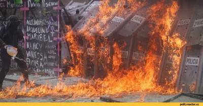 В Мексике феминистки облили бензином и подожгли кордон из женщин-полицейских - rusjev.net - Мексика - Мехико